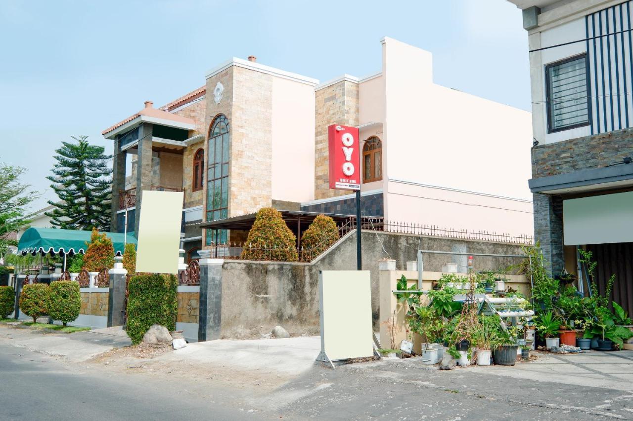 Oyo 1611 Four D'Home Surakarta (Solo) Exterior foto