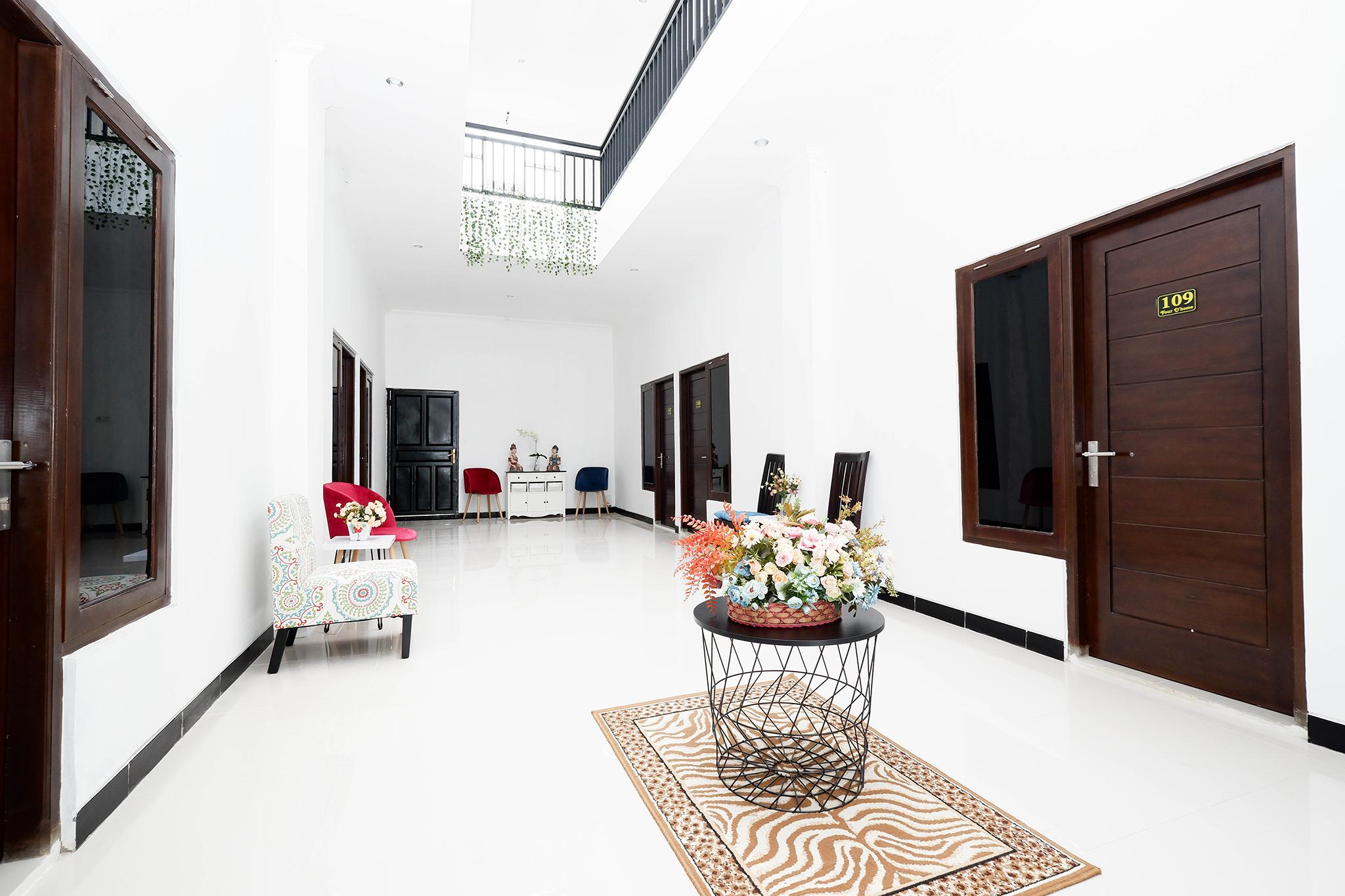 Oyo 1611 Four D'Home Surakarta (Solo) Exterior foto